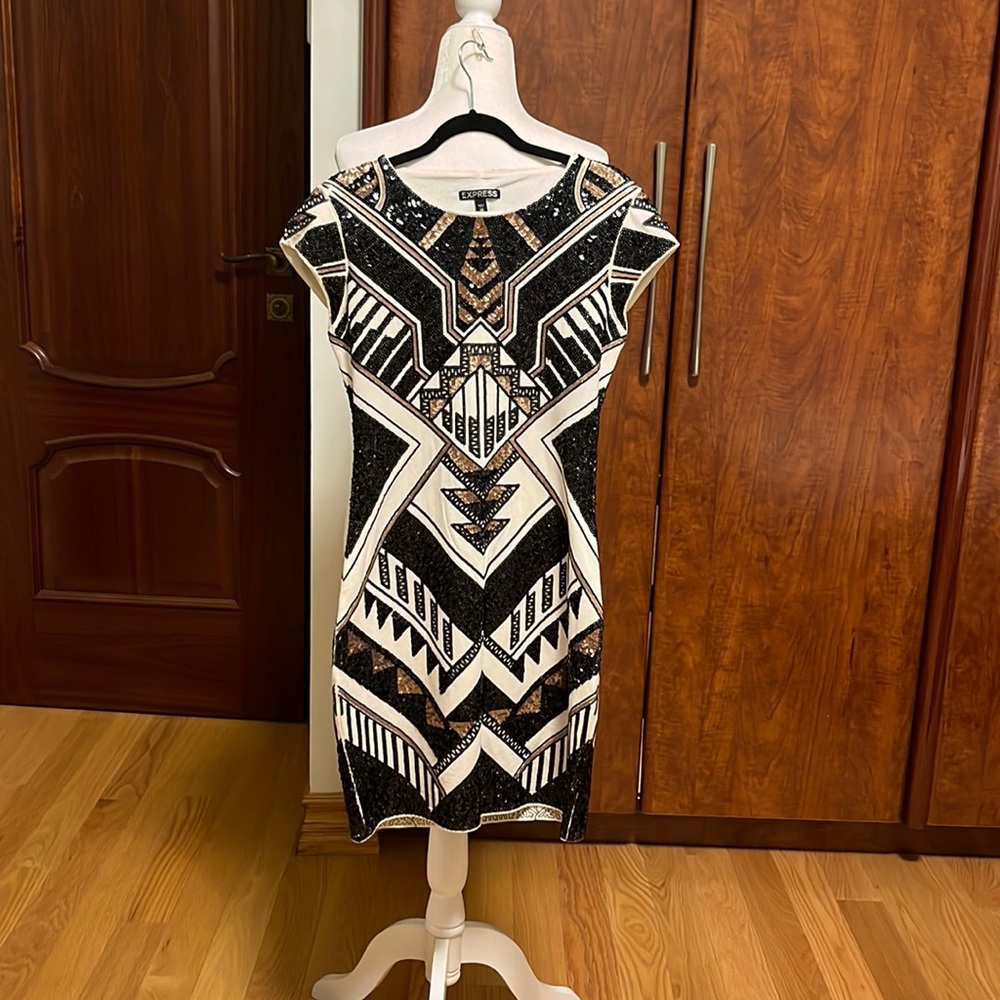 Geometric sequins dress with cap sleeves